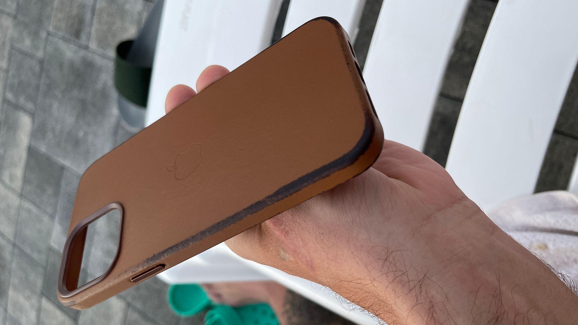 Чехол Apple iPhone 12 Pro Max Leather MagSafe Saddle Brown - отзывы  покупателей, владельцев в интернет магазине М.Видео - Москва - Москва