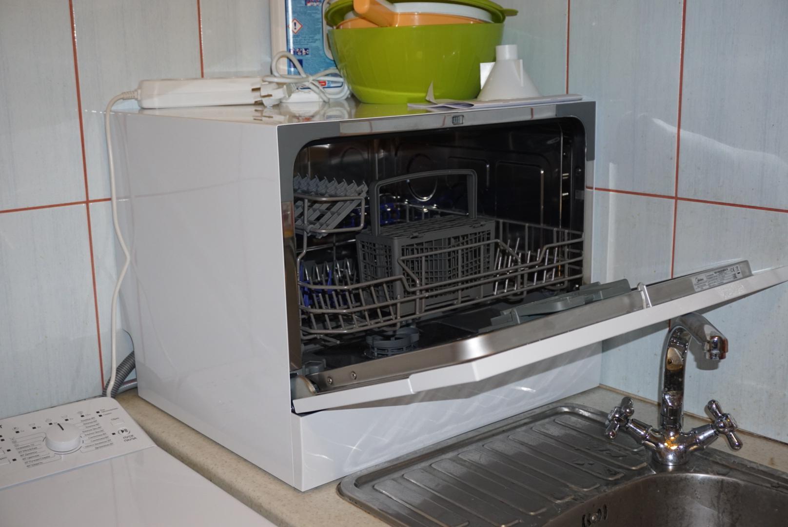 мойка над посудомоечной машиной на кухне