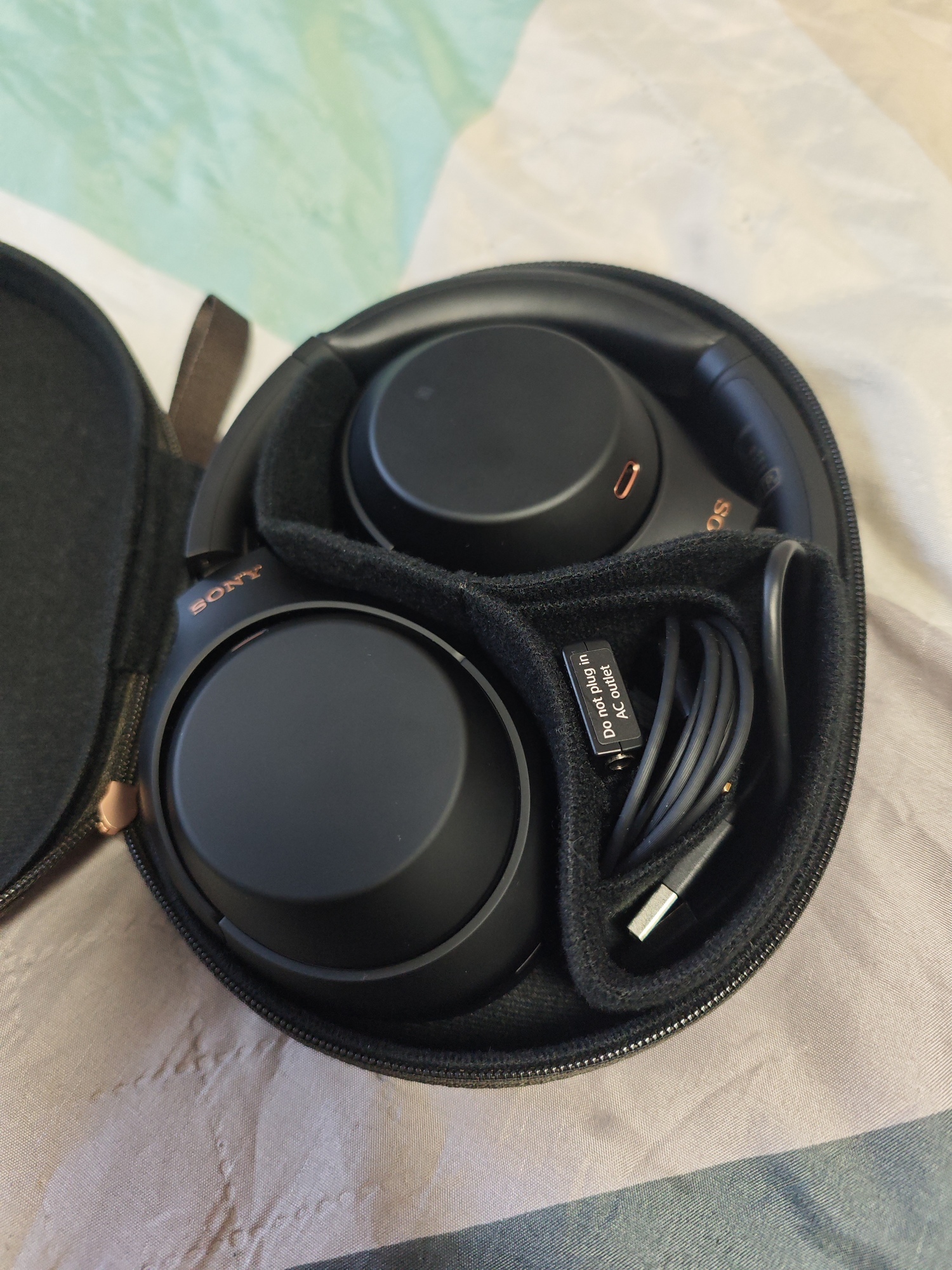Купить Наушники полноразмерные Bluetooth Sony WH-1000XM4 Black по