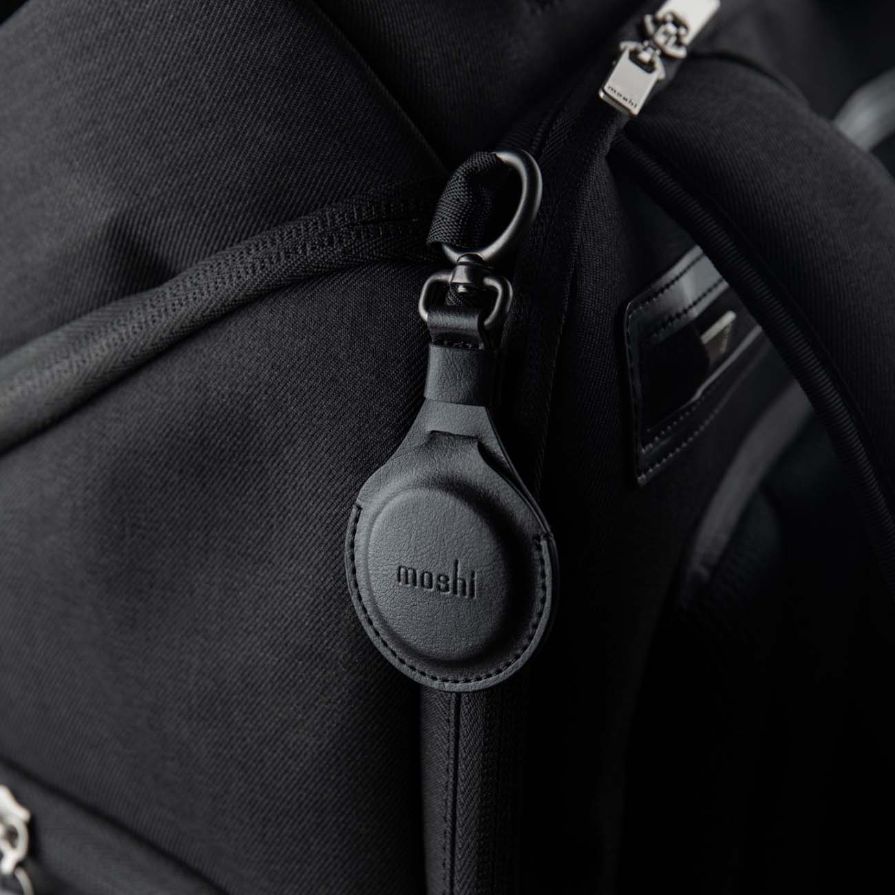 Чехол-брелок для AirTag Moshi черный