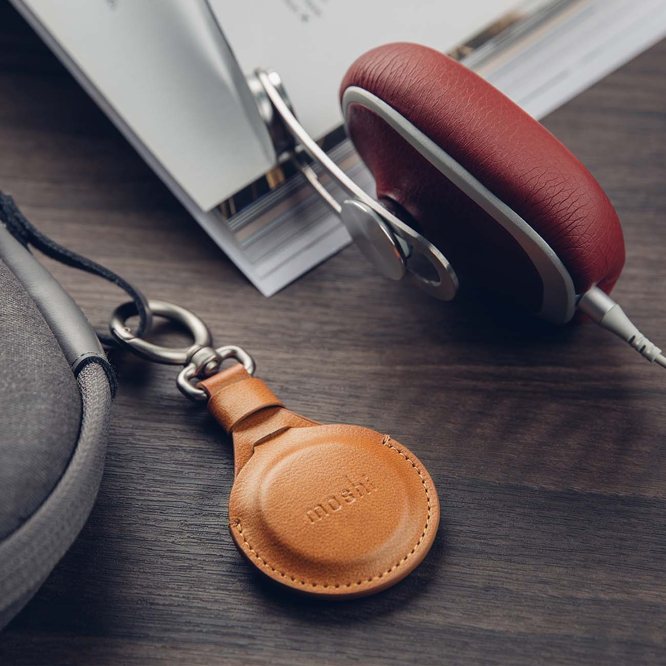 Чехол-брелок для AirTag Moshi коричневый