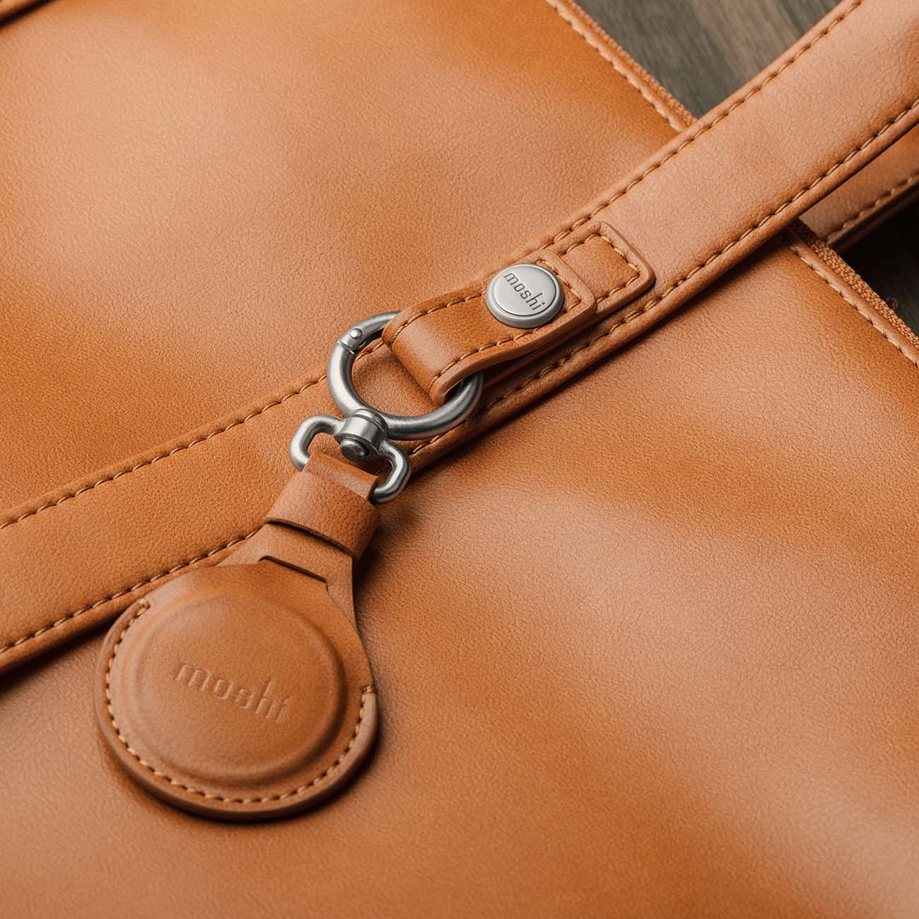Чехол-брелок для AirTag Moshi коричневый