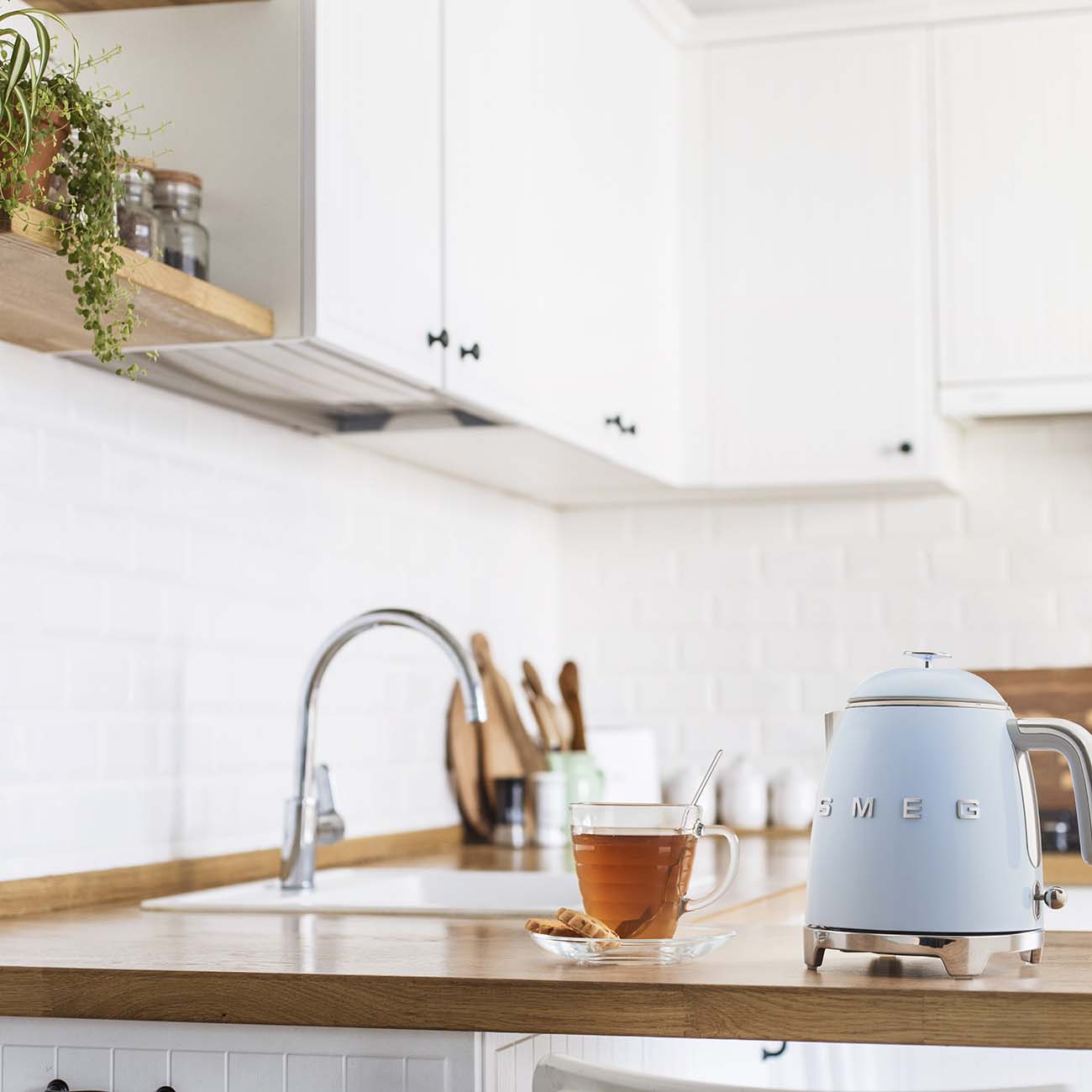 Электрочайник Smeg KLF05PBEU голубой