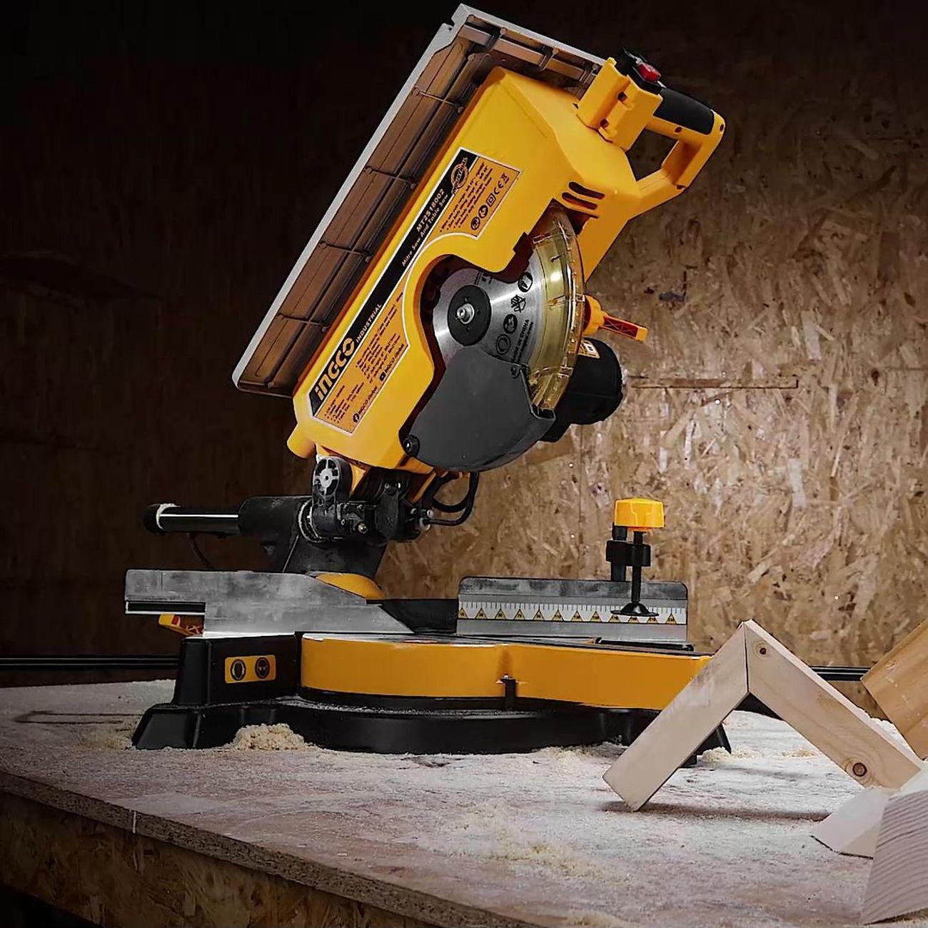 Пила торцовочная INGCO MT2S18002