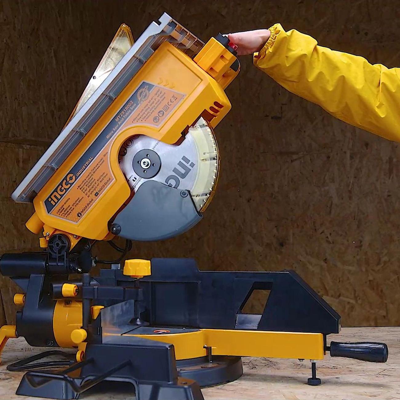 Пила торцовочная INGCO MT2S18002