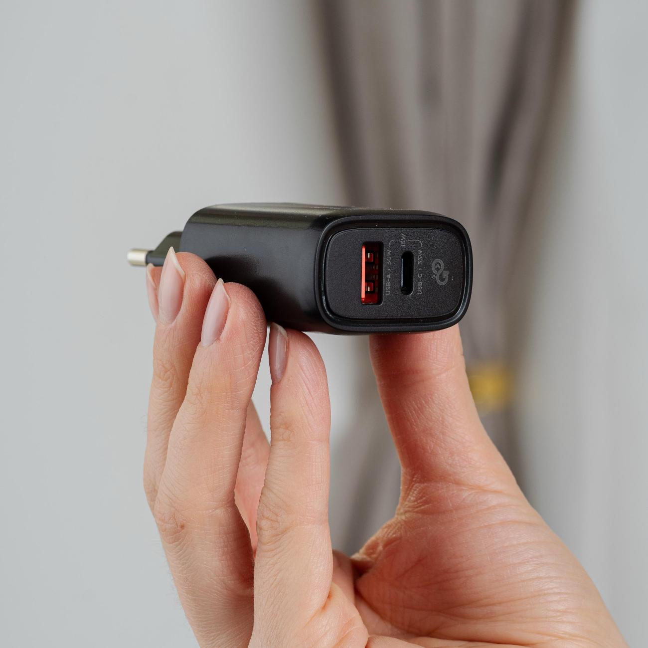 Сетевое зарядное устройство GoGadget CityPump 33W (CH003)