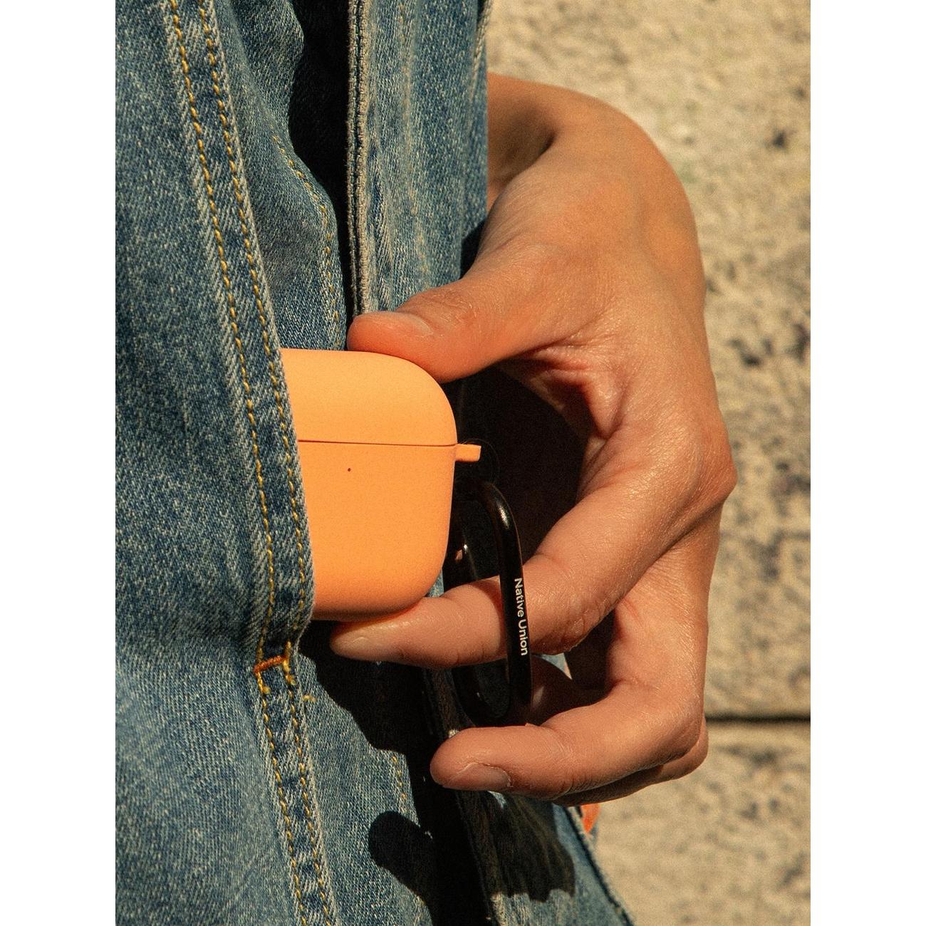 Чехол Native Union для Active Case AirPods 4 с карабином, абрикосовый