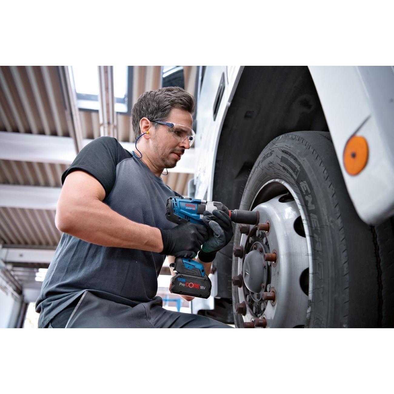 Гайковерт Bosch Аккумуляторный GDS 18V-1000 Professional  (2 АКБ x 5 Ач, ЗУ, кейс), 06019J8304