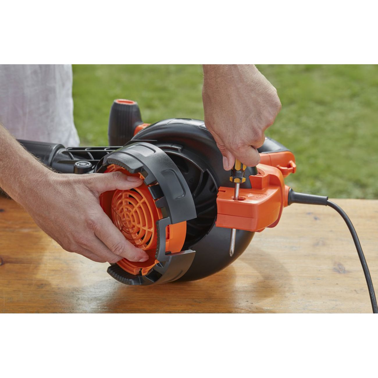 Садовый пылесос Black+Decker BEBLV301-QS