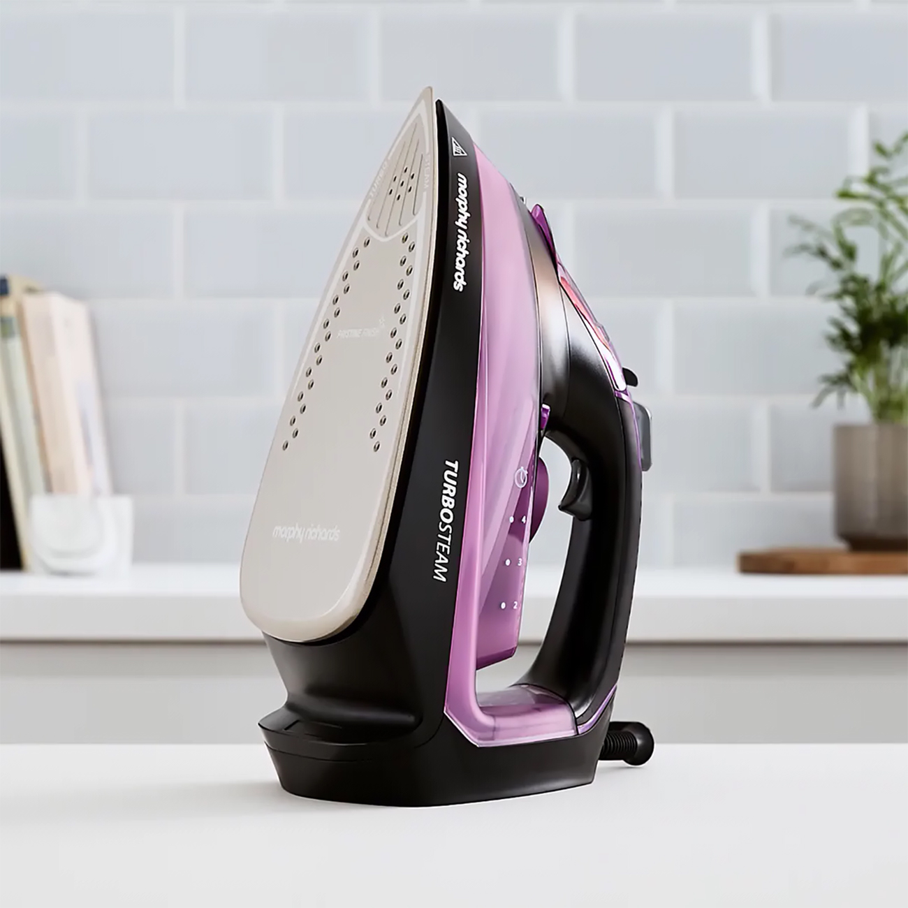 Утюг Morphy Richards Turbosteam Pro 303140
