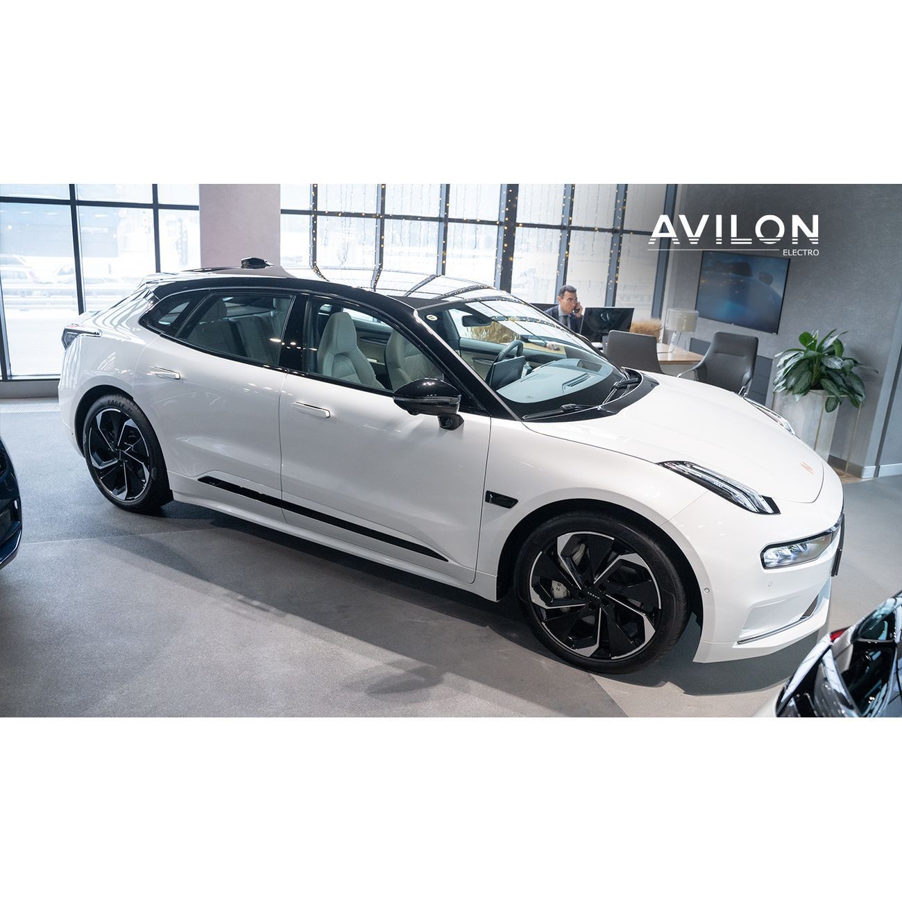 Электромобиль Zeekr 001 AT 4WD (544 л.с.) YOU Edition Белый