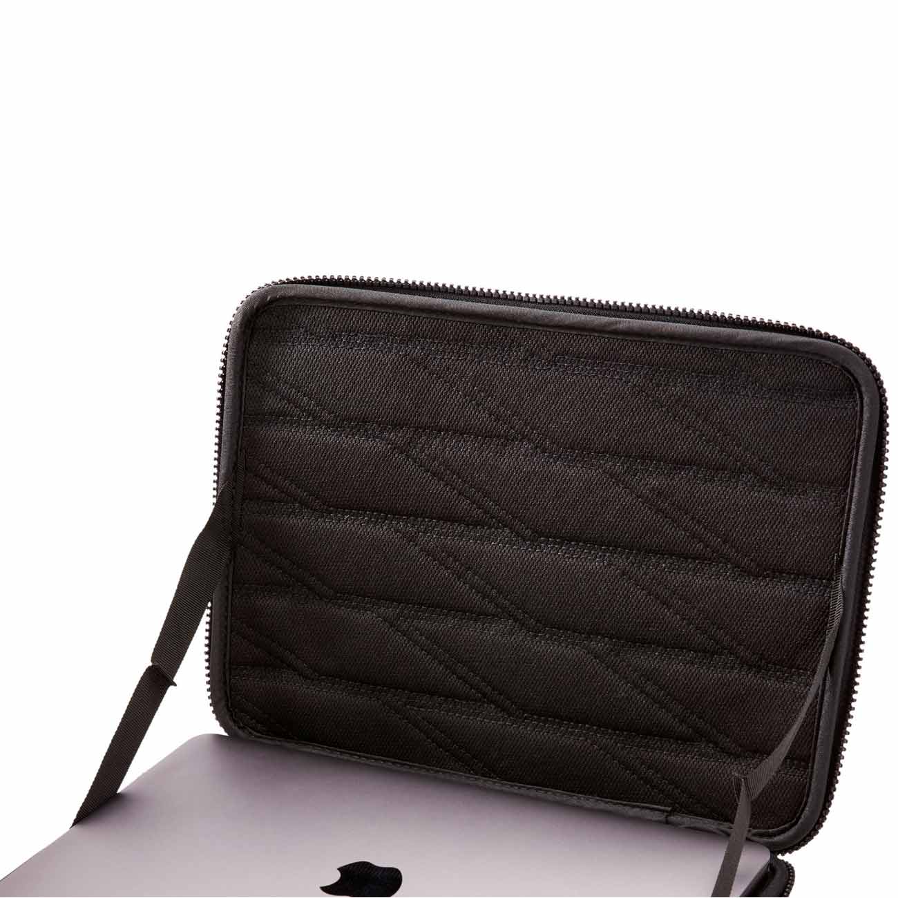 Кейс для MacBook Thule TGSE-2352 черный