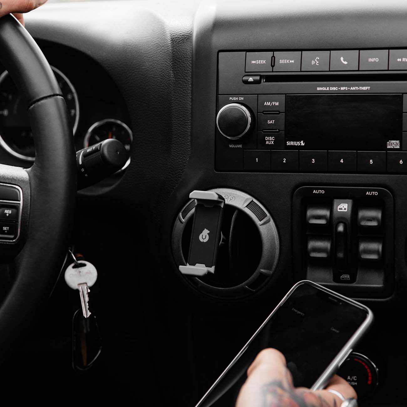 Держатель универсальный для смартфона uBear Air Vent Car Mount (CM02BL01-SP)