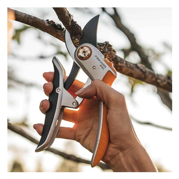 Секатор Fiskars плоскостной Plus PowerLever P751