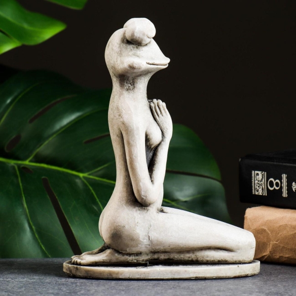 Фигура для сада Хорошие сувениры Лягушка йог с руками спереди