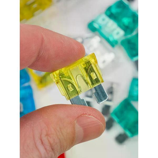 Предохранитель автомобильный нет Предохранители в кейсе