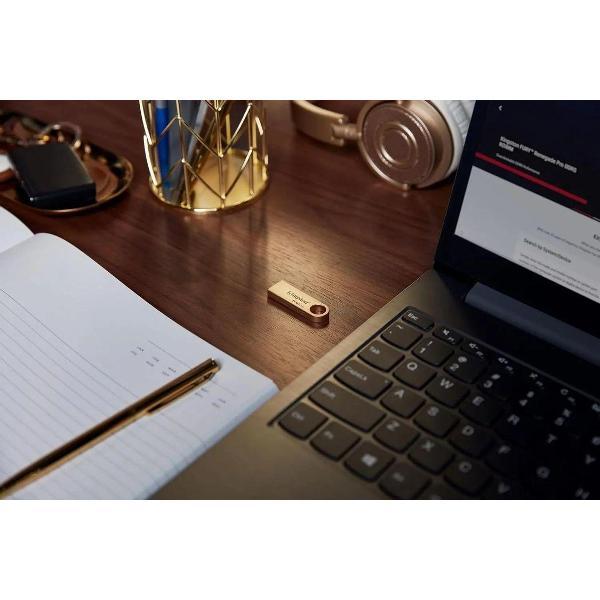 USB флеш-накопитель Kingston DataTraveler SE9 (DTSE9G3/64GB)