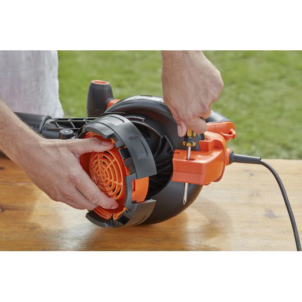 Воздуходувка Black+Decker BEBLV300