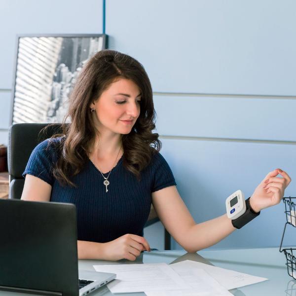 Тонометр на запястье автоматический OMRON RS2 HEM-6121-RU