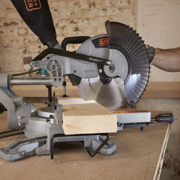 Электропила торцовочная Black+Decker BES710-QS