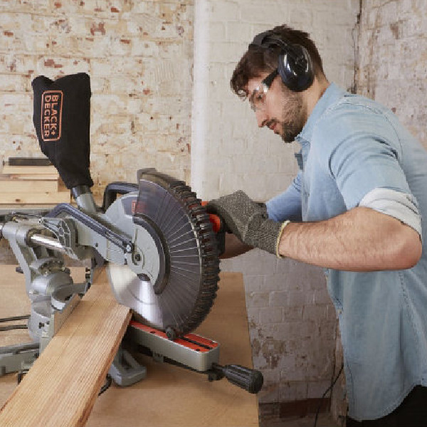 Электропила торцовочная Black+Decker BES710-QS