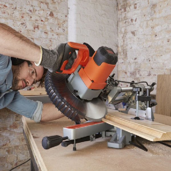 Электропила торцовочная Black+Decker BES710-QS