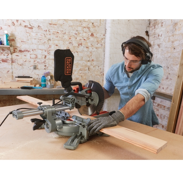 Электропила торцовочная Black+Decker BES700-QS