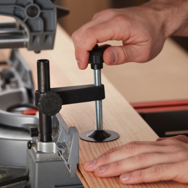 Электропила торцовочная Black+Decker BES700-QS