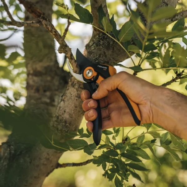 Секатор Fiskars плоскостной Plus Smartfit P541