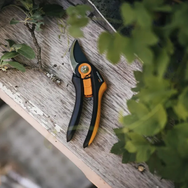 Секатор Fiskars плоскостной Plus Smartfit P541