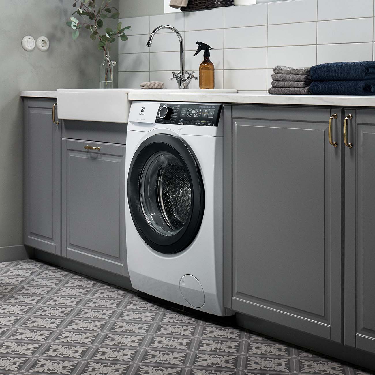 Купить Стиральная машина с сушкой Electrolux PerfectCare 700 EW7WR368SR в  каталоге интернет магазина М.Видео по выгодной цене с доставкой, отзывы,  фотографии - Москва