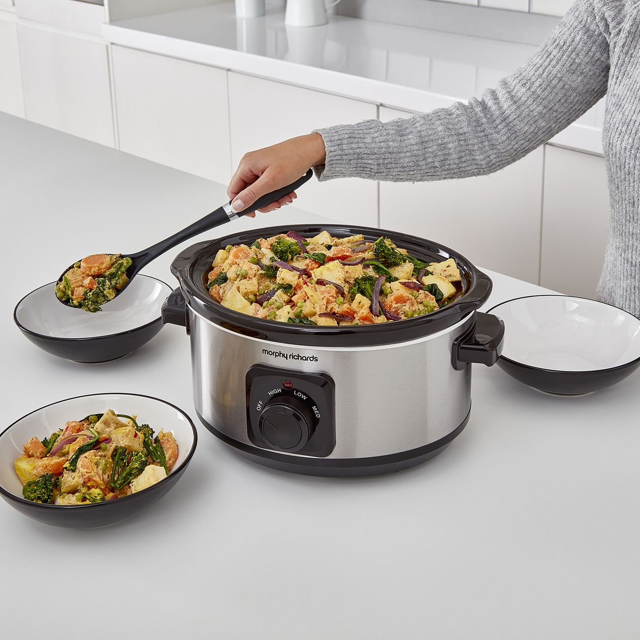 Купить Медленноварка Morphy Richards 3.5л Ceramic Slow Cooker (460017) в  каталоге интернет магазина М.Видео по выгодной цене с доставкой, отзывы,  фотографии - Москва