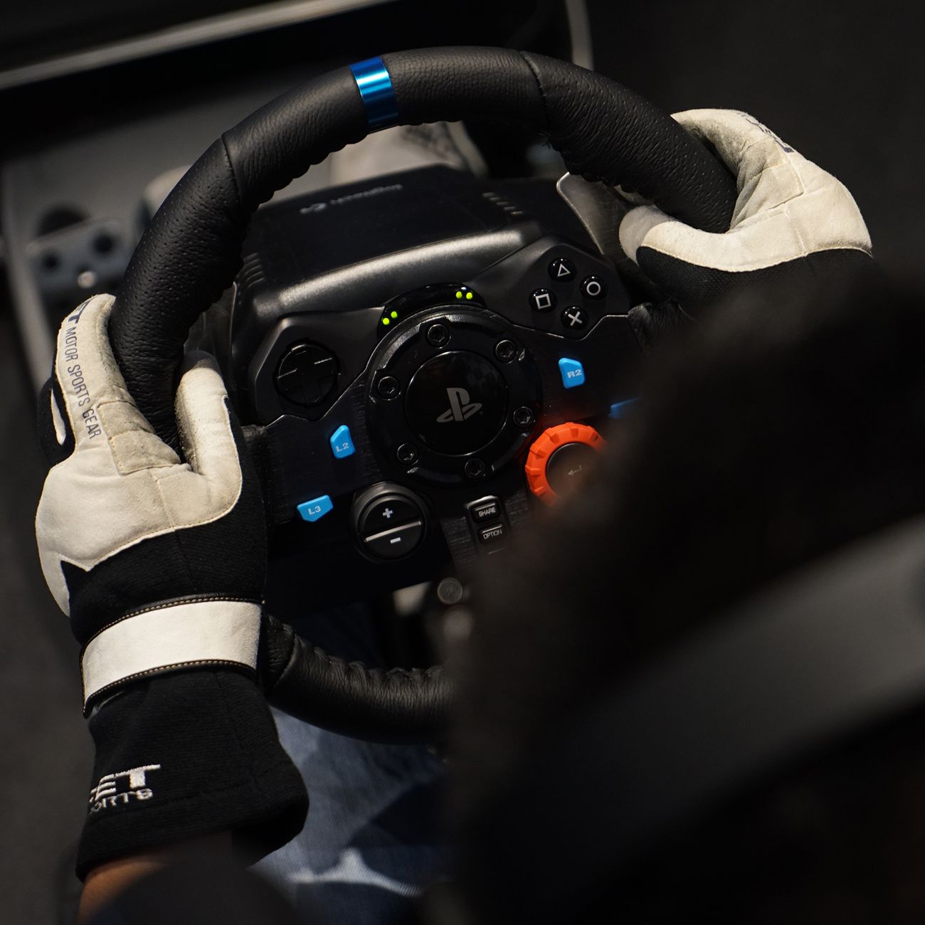 Купить Руль Logitech G29 Driving Force (941-000112) в каталоге интернет  магазина М.Видео по выгодной цене с доставкой, отзывы, фотографии - Москва