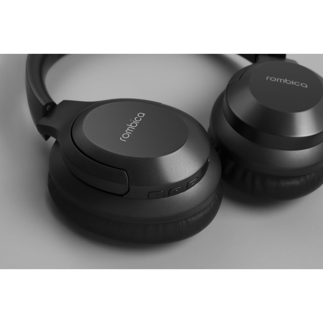 Купить Наушники полноразмерные Bluetooth Rombica mysound ANC Black (BH-25)  в каталоге интернет магазина М.Видео по выгодной цене с доставкой, отзывы,  фотографии - Москва