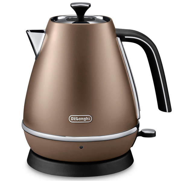 delonghi cream and brown kettle